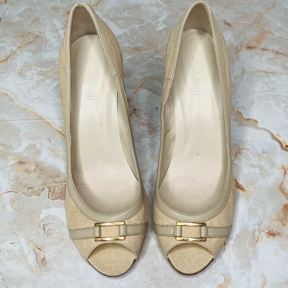 ANNE KLEIN PEEP TOE PUMPS, NEW YORK BEIGE FABRIC AND LEATHER TRIM PEEP TOE HEELS